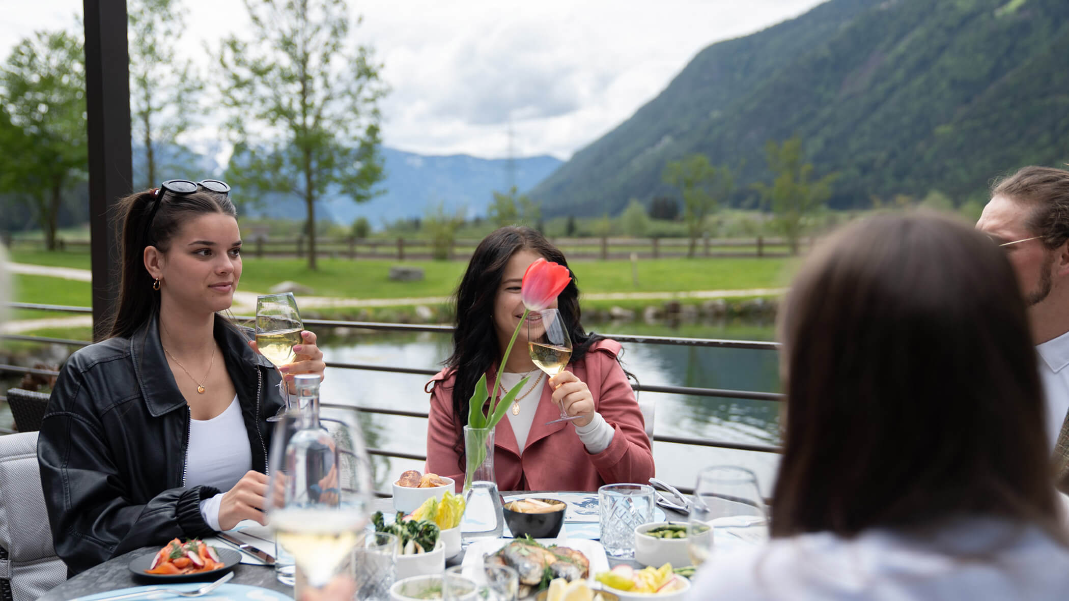 Divertimento con un bicchiere di vino bianco con amici