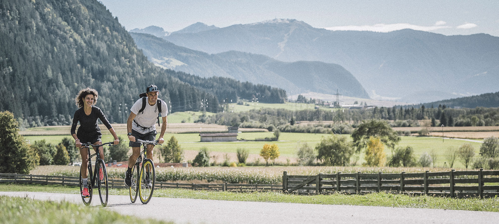 Andare in bicicletta fino al lago